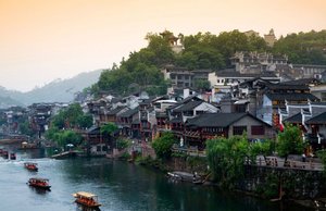  长沙、韶山、张家界+天门山(玻璃栈道)、黄龙洞、歌舞晚会、凤凰古城双卧六