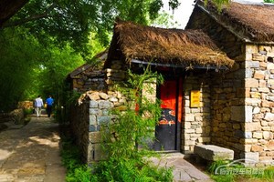 竹泉美景胜江南，何必舍近去求远！